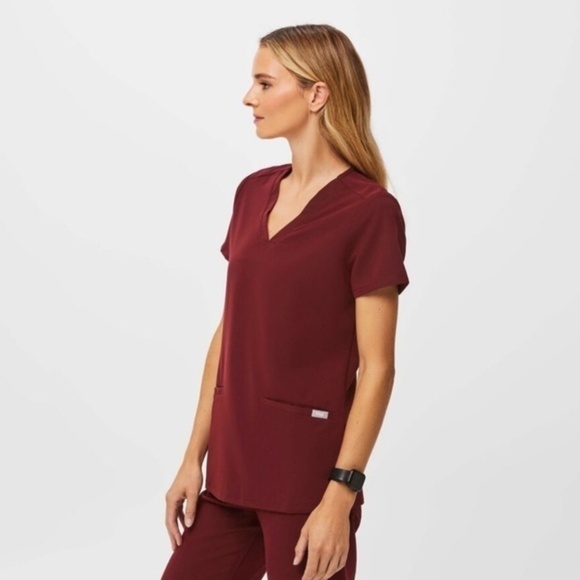Figs Casma Three-Pocket Scrub‎ Top Burgundy - Picture 2 of 9